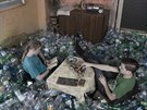 Tisíce pet lahví zaplnily celou jednu místnost Tisíce pet lahví zaplnily celou jednu místnost
