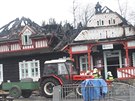 V pondělí dopoledne u vyhořelého Libušína stále hlídkovali hasiči. V pondělí dopoledne u vyhořelého Libušína stále hlídkovali hasiči.