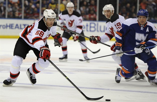 Jaromír Jágr se žene za pukem v utkání s NY Islanders. Jeho akci sleduje Kyle Jaromír Jágr se žene za pukem v utkání s NY Islanders. Jeho akci sleduje Kyle