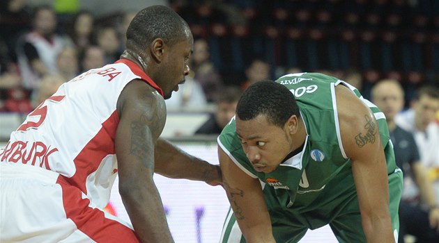 Thomas Massamba z Nymburka (vlevo) a Andrew Goudelock z Kazaně. Thomas Massamba z Nymburka (vlevo) a Andrew Goudelock z Kazaně.