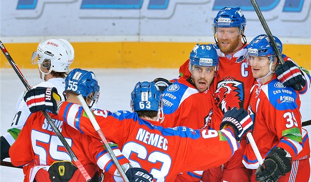 Hráči Lva (zprava) Niko Kapanen, Jiří Novotný, Justin Azevedo, Ondřej Němec a Hráči Lva (zprava) Niko Kapanen, Jiří Novotný, Justin Azevedo, Ondřej Němec a