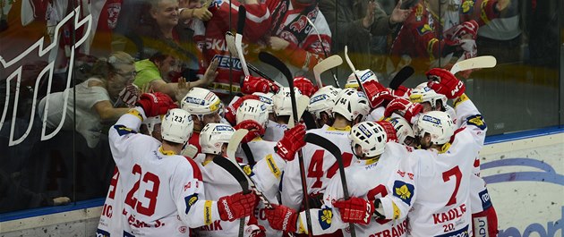 POSTUPOVÁ RADOST. Hokejisté Slavie se radují z postupu do předkola play-off po POSTUPOVÁ RADOST. Hokejisté Slavie se radují z postupu do předkola play-off po