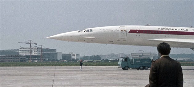 Příď prototypu Concorde se zatažitelným tepelným štítem s průzory. Příď prototypu Concorde se zatažitelným tepelným štítem s průzory.