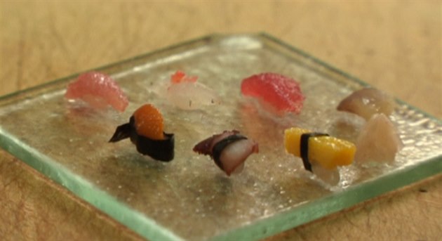 Japonský šéfkuchař Hironori Ikeno připravuje v tokijské restauraci miniaturní... Japonský šéfkuchař Hironori Ikeno připravuje v tokijské restauraci miniaturní...