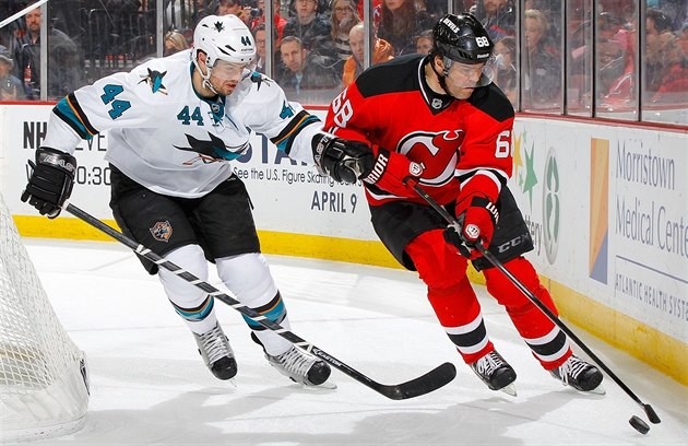 Jaromír Jágr (vpravo) z New Jersey v souboji s Marcem-Edouardem Vlasicem ze San... Jaromír Jágr (vpravo) z New Jersey v souboji s Marcem-Edouardem Vlasicem ze San...