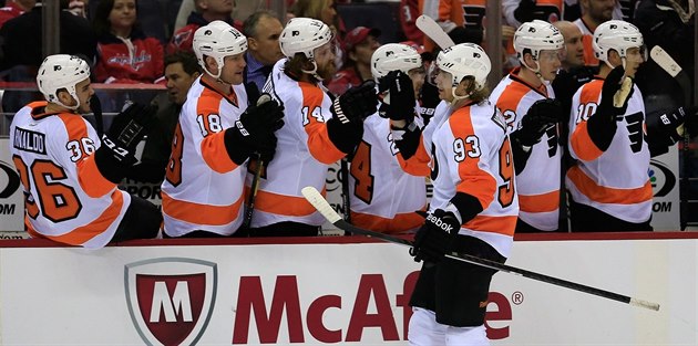 Jakub Voráček z Philadelphie přijímá od spoluhráčů ze střídačky gratulace ke... Jakub Voráček z Philadelphie přijímá od spoluhráčů ze střídačky gratulace ke...
