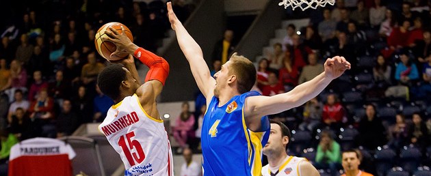 Momentka z basketbalového duelu mezi Pardubicemi (bílá) a Opavou Momentka z basketbalového duelu mezi Pardubicemi (bílá) a Opavou