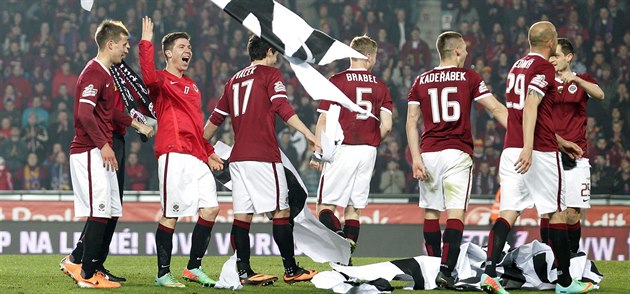 EUFORIE. Fotbalisté Sparty oslavují triumf nad Plzní. EUFORIE. Fotbalisté Sparty oslavují triumf nad Plzní.