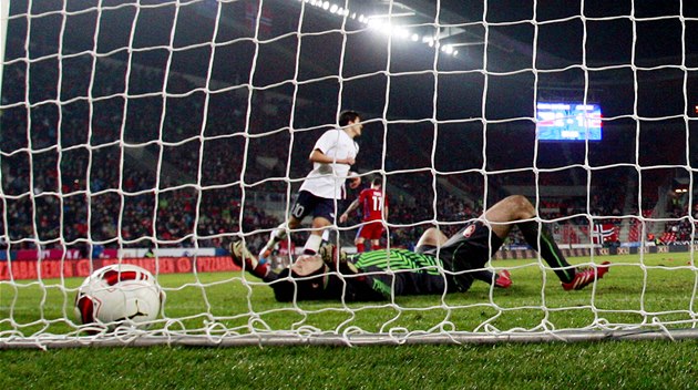 POKOŘENÝ. Brankář Petr Čech dostal od Norů dva góly, ten druhý šel na jeho vrub. POKOŘENÝ. Brankář Petr Čech dostal od Norů dva góly, ten druhý šel na jeho vrub.