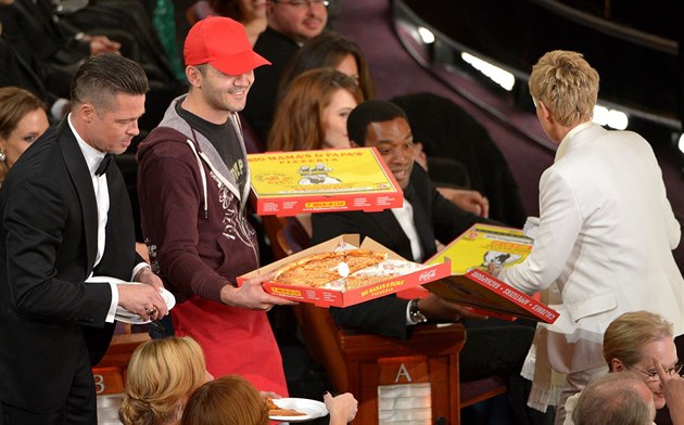 Edgar Martirosyan doručil na Oscary pizzu. Brad Pitt rozdával talíře (2. března... Edgar Martirosyan doručil na Oscary pizzu. Brad Pitt rozdával talíře (2. března...