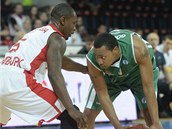 Thomas Massamba z Nymburka (vlevo) a Andrew Goudelock z Kazaně. Thomas Massamba z Nymburka (vlevo) a Andrew Goudelock z Kazaně.
