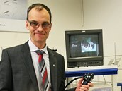 Gastroenterolog Ondřej Urban z Vítkovické nemocnice ukazuje nový trenažér pro Gastroenterolog Ondřej Urban z Vítkovické nemocnice ukazuje nový trenažér pro