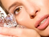 Diamanty patří mezi nejvýhodnější investice. Diamanty patří mezi nejvýhodnější investice.