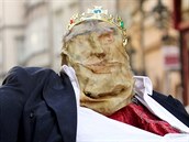 Happening výtvarnice Daniely Grohové k prvnímu výročí inaugurace Miloše Zemana... Happening výtvarnice Daniely Grohové k prvnímu výročí inaugurace Miloše Zemana...