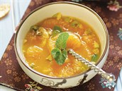 Mandarinková kuřecí polévka s pistáciemi a mátou Mandarinková kuřecí polévka s pistáciemi a mátou