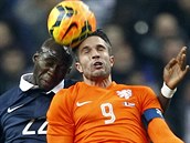 Nizozemský útočník Robin Van Persie v souboji s Eliaquim Mangalou z Francie v... Nizozemský útočník Robin Van Persie v souboji s Eliaquim Mangalou z Francie v...