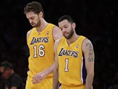 Basketbalisté Los Angeles Lakers (vlevo Pau Gasol, vpravo Jordan Farmar) se... Basketbalisté Los Angeles Lakers (vlevo Pau Gasol, vpravo Jordan Farmar) se...