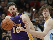 Jan Veselý (vpravo) z Denveru brání Paua Gasola z Los Angeles Lakers. Jan Veselý (vpravo) z Denveru brání Paua Gasola z Los Angeles Lakers.
