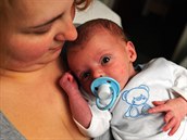Malý Olly James vážil při narození necelé tři kilogramy. Malý Olly James vážil při narození necelé tři kilogramy.