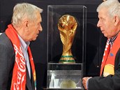 Josef Masopust (vpravo) a Josef Jelínek si prohlížejí pohár pro fotbalové... Josef Masopust (vpravo) a Josef Jelínek si prohlížejí pohár pro fotbalové...