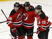 Jaromír Jágr (vlevo) z New Jersey se raduje se spoluhráči Tuomem Ruutu... Jaromír Jágr (vlevo) z New Jersey se raduje se spoluhráči Tuomem Ruutu...