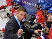 Trenér českých sledge hokejistů Jiří Bříza uděluje pokyny na střídačce. Trenér českých sledge hokejistů Jiří Bříza uděluje pokyny na střídačce.
