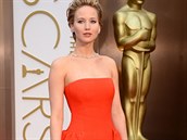 Herečka Jennifer Lawrence v rudé róbě zn. Dior