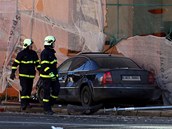Automobil značky Škoda zatím nadále zůstává zaklíněný v konstrukci u Automobil značky Škoda zatím nadále zůstává zaklíněný v konstrukci u