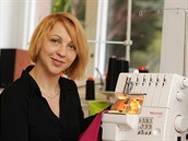 Když Kamila Jahodová přišla o práci, koupila si nový šicí stroj, aby... Když Kamila Jahodová přišla o práci, koupila si nový šicí stroj, aby...
