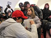 AUTOGRAMIÁDA. Rychlobruslařka Martina Sáblíková se neúnavně podepisovala svým... AUTOGRAMIÁDA. Rychlobruslařka Martina Sáblíková se neúnavně podepisovala svým...