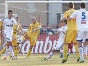 ODKOP. Patrik Gedeon z Dukly Praha odkopává míč v duelu s Jihlavou. ODKOP. Patrik Gedeon z Dukly Praha odkopává míč v duelu s Jihlavou.