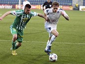 NEUTÍKEJ MI! Jakub Hora z Bohemians 1905 (vlevo) se snaží zastavit unikajícího... NEUTÍKEJ MI! Jakub Hora z Bohemians 1905 (vlevo) se snaží zastavit unikajícího...
