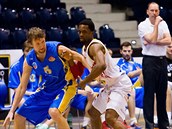 Momentka z basketbalového duelu mezi Pardubicemi (bílá) a Opavou Momentka z basketbalového duelu mezi Pardubicemi (bílá) a Opavou