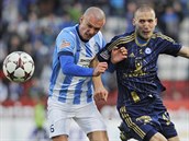 Mladoboleslavský útočník Martin Nešpor (vlevo) chce uniknout ze sevření... Mladoboleslavský útočník Martin Nešpor (vlevo) chce uniknout ze sevření...