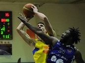 Ústecký David Šteffel hází na koš, zblokovat střelu mu chce Anthony McClain z... Ústecký David Šteffel hází na koš, zblokovat střelu mu chce Anthony McClain z...