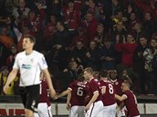 Sparťanští fotbalisté se radují z první branky do sítě Plzně. Sparťanští fotbalisté se radují z první branky do sítě Plzně.