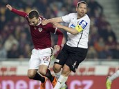 Plzeňský kapitán Pavel Horváth (vpravo) nechce pustit k míči sparťanského... Plzeňský kapitán Pavel Horváth (vpravo) nechce pustit k míči sparťanského...