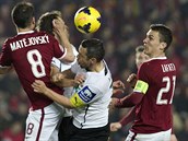 U KOHO SKONČÍ? Do bitvy o balón se pustili hned čtyři hráči - zleva sparťanský... U KOHO SKONČÍ? Do bitvy o balón se pustili hned čtyři hráči - zleva sparťanský...