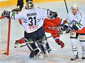 TVRDÁ HRA. Útočník Lva Praha Petr Vrána padá v souboji s brankářem Medveščaku TVRDÁ HRA. Útočník Lva Praha Petr Vrána padá v souboji s brankářem Medveščaku