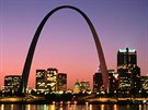 Monumentální oblouk Gateway Arch, 192 metrů vysoký památník v St. Louis v... Monumentální oblouk Gateway Arch, 192 metrů vysoký památník v St. Louis v...