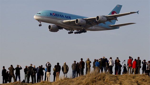 Poprvé v barvách Korean Air. Stovky lidí sledují přílet obřího Airbusu A380 do... Poprvé v barvách Korean Air. Stovky lidí sledují přílet obřího Airbusu A380 do...