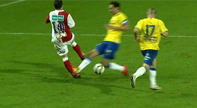 Faul teplického Milana Matuly na Damiena Boudjemau ze Slavie. Faul teplického Milana Matuly na Damiena Boudjemau ze Slavie.