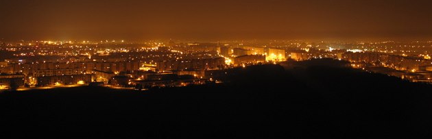 Hradec Králové hodinu po půlnoci. Snímek z webkamery umístěné na vrcholu... Hradec Králové hodinu po půlnoci. Snímek z webkamery umístěné na vrcholu...