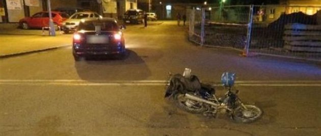 Nehoda osobního automobilu a mopedu v Náchodě (10. 3. 2014) Nehoda osobního automobilu a mopedu v Náchodě (10. 3. 2014)