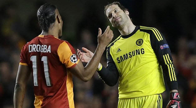 Petr Čech (vpravo) z Chelsea a Didier Drogba z Galatasaray se zdraví po... Petr Čech (vpravo) z Chelsea a Didier Drogba z Galatasaray se zdraví po...