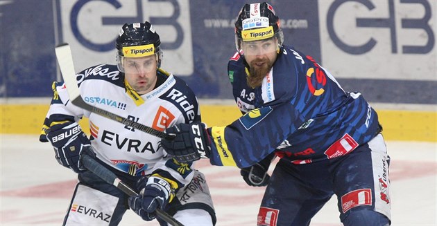 Vítkovický Rudolf Huna (vlevo) a liberecký Jan Výtisk sledují dění na ledě. Vítkovický Rudolf Huna (vlevo) a liberecký Jan Výtisk sledují dění na ledě.