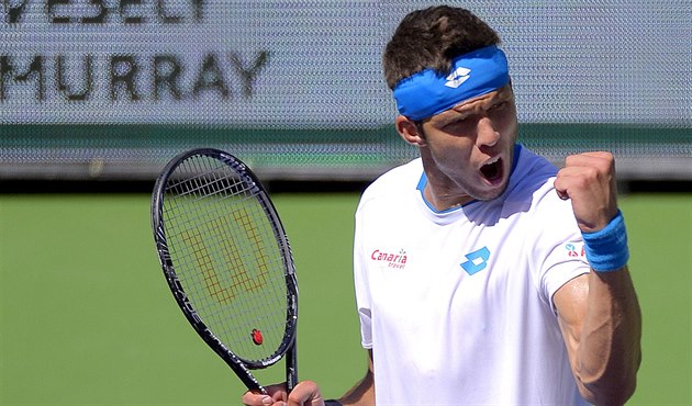 Jiří Veselý v duelu s Andym Murrayem. Jiří Veselý v duelu s Andym Murrayem.