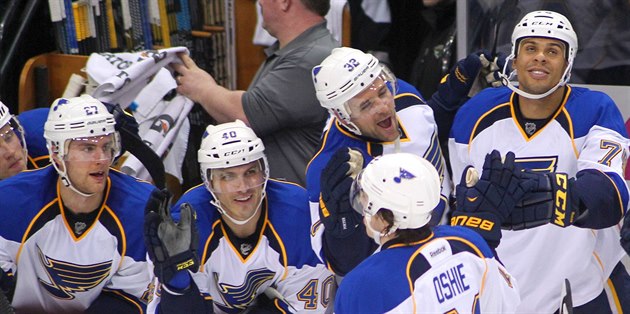 T. J. Oshie slaví se spoluhráči ze St. Louis svůj gól. T. J. Oshie slaví se spoluhráči ze St. Louis svůj gól.