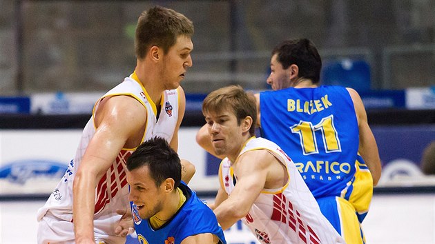 Michal Čarnecký (druhý zprava) z Pardubic nahání opavského rozehrávače Jakuba... Michal Čarnecký (druhý zprava) z Pardubic nahání opavského rozehrávače Jakuba...