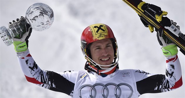 Marcel Hirscher s trofejí pro vítěze slalomu ve Světovém poháru alpských lyžařů. Marcel Hirscher s trofejí pro vítěze slalomu ve Světovém poháru alpských lyžařů.